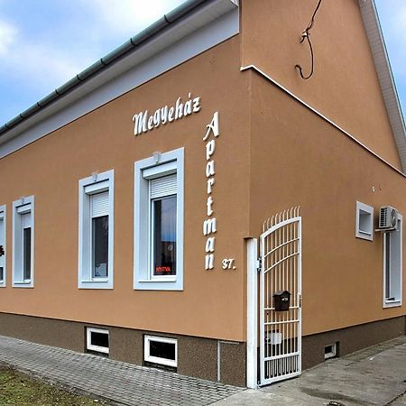 Megyehaz Apartman Makó Exteriér fotografie